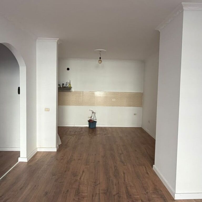 🏡✨ APPARTAMENTO IN VENDITA 2+1 | COMPLESSO FRATARI, ASTIR ✨🏡  📍 Posizione: Astir, Tirana, Complesso Fratari  💶 Prezzo: 140,000 €  📐 Superficie netta: 80.21 m² 📏 Superficie lorda: 90.71 m² 🏢 Piano: 3, con ascensore 🌅 Orientamento: Est 📄 Documentazione: Con ipoteca  🛋️ Disposizione dell'appartamento: ▫️ Soggiorno e zona cottura ▫️ 2 camere da letto ▫️ 1 bagno ▫️ Balcone  ✨ Caratteristiche della proprietà: ✅ Edificio nuovo e ben mantenuto ☀️ Illuminazione naturale 📍 Situato in una zona ricercata di Tirana 🏡 Ideale per abitazione o investimento  📞 Per maggiori informazioni o per organizzare una visita alla proprietà, contattateci!  Arlind RealtyPartner |