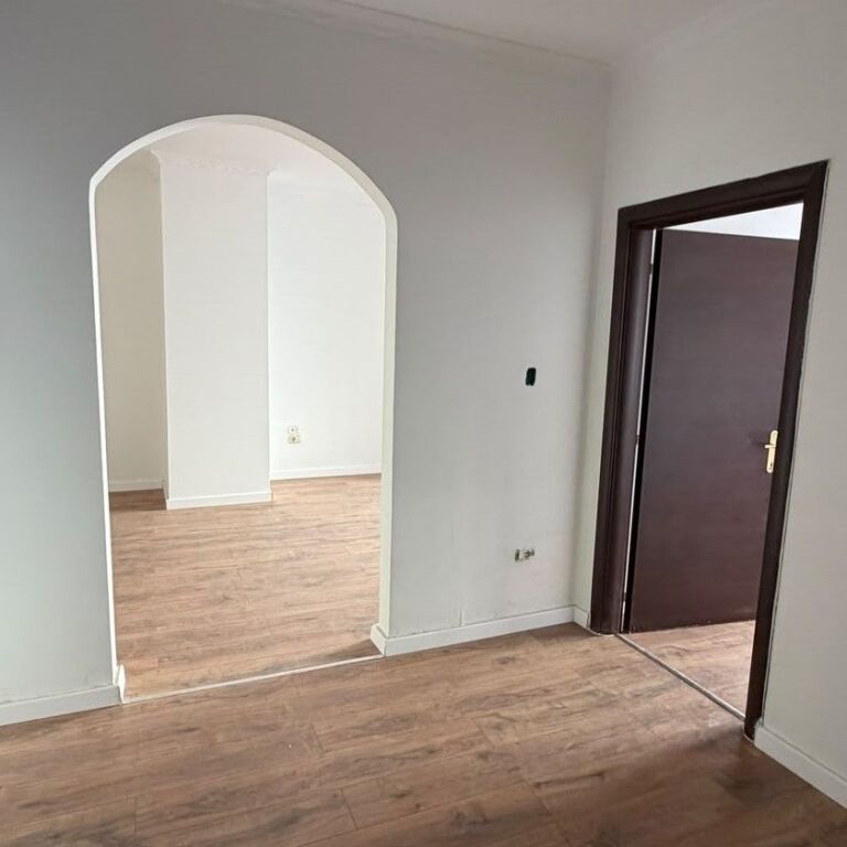 🏡✨ APPARTAMENTO IN VENDITA 2+1 | COMPLESSO FRATARI, ASTIR ✨🏡  📍 Posizione: Astir, Tirana, Complesso Fratari  💶 Prezzo: 140,000 €  📐 Superficie netta: 80.21 m² 📏 Superficie lorda: 90.71 m² 🏢 Piano: 3, con ascensore 🌅 Orientamento: Est 📄 Documentazione: Con ipoteca  🛋️ Disposizione dell'appartamento: ▫️ Soggiorno e zona cottura ▫️ 2 camere da letto ▫️ 1 bagno ▫️ Balcone  ✨ Caratteristiche della proprietà: ✅ Edificio nuovo e ben mantenuto ☀️ Illuminazione naturale 📍 Situato in una zona ricercata di Tirana 🏡 Ideale per abitazione o investimento  📞 Per maggiori informazioni o per organizzare una visita alla proprietà, contattateci!  Arlind RealtyPartner |