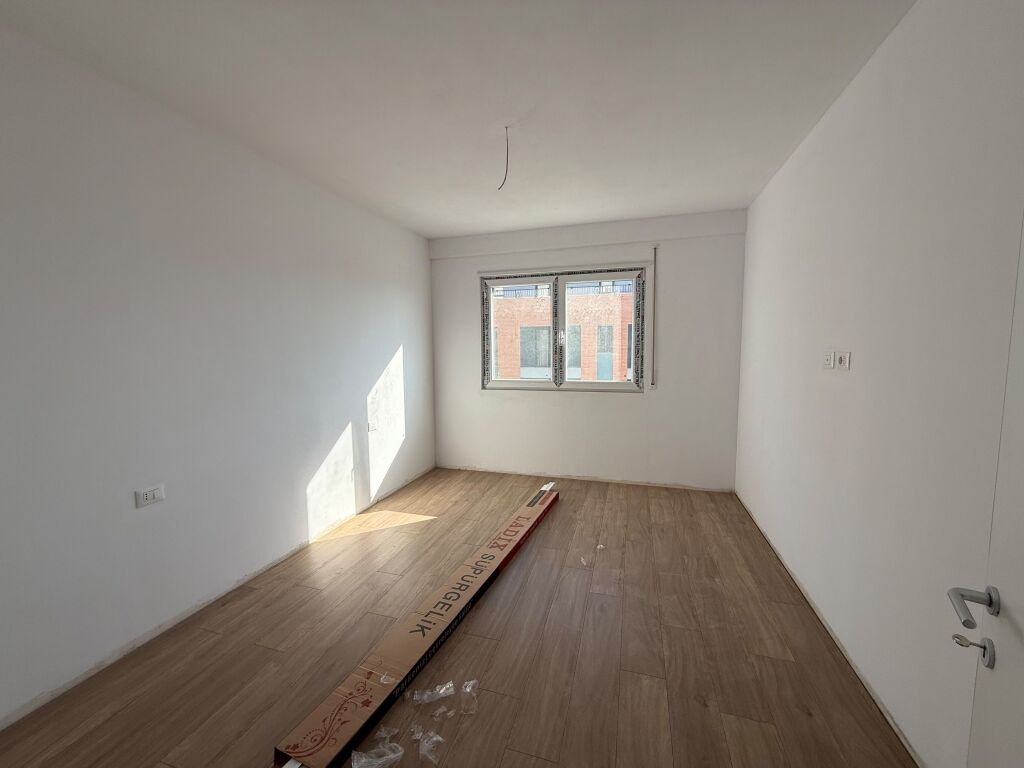 SHITET APARTAMENT 2+1+2 ME POST PARKIMI NE PASKUQAN !