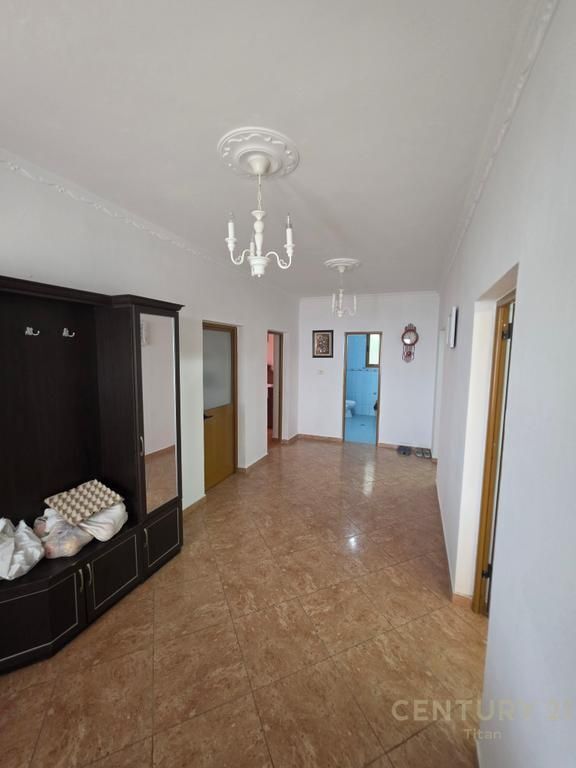The first floor of a villa is for rent