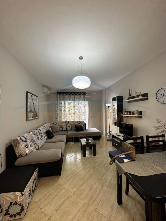 Jepet me qira apartament 1+1 me post parkimi pranë Rotondos, Unaza e Re, Tiranë.