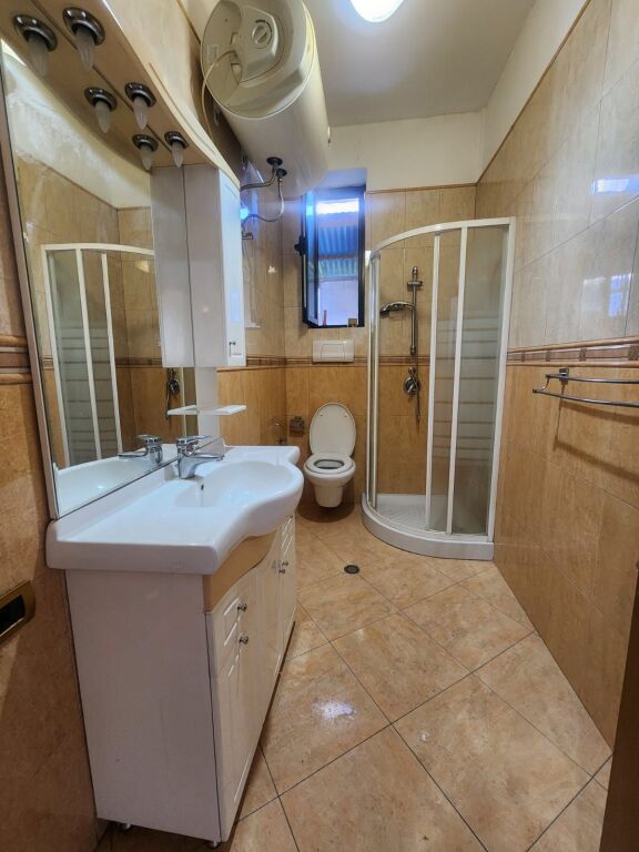 Shitet apartament 2+1 tek Medreseja