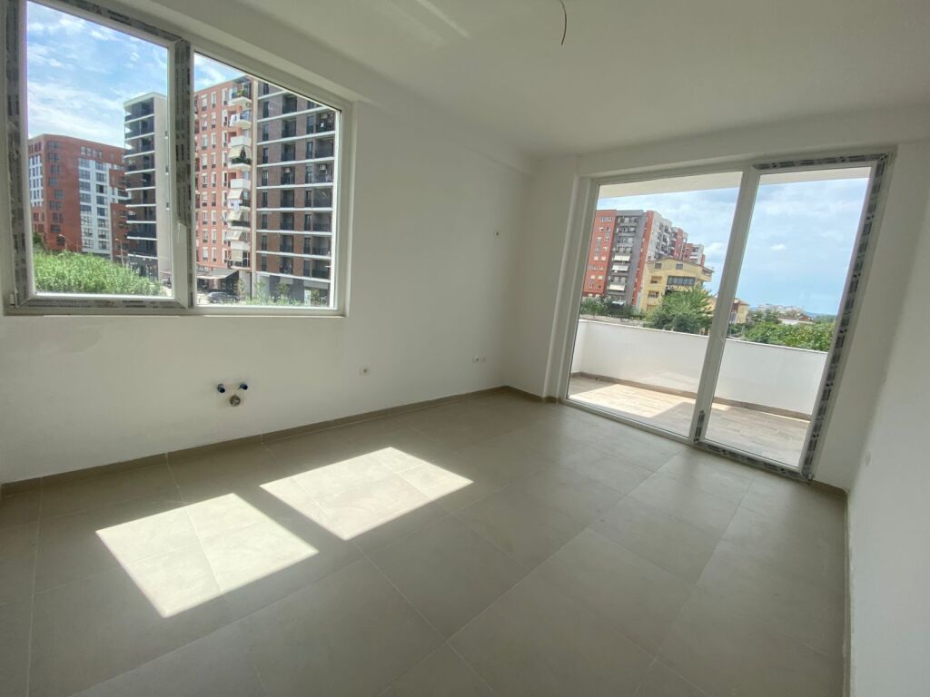 Affittasi 3+2 vuoto, proprio alla fine di 5 Maji, 35000 lek