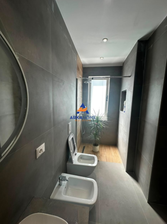 VENDESI APPARTAMENTO 1+1 "AL KRISTAL CENTER, KOMUNA E PARISIT" 185.000 EURO