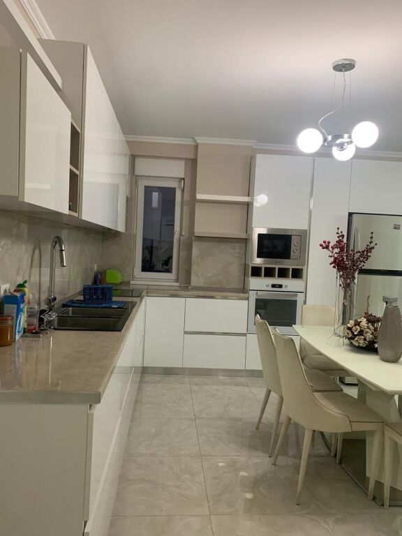 Apartament 3+1 per qera te Kontakti