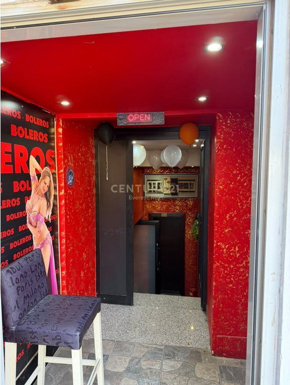 BUSINESS PREMISES FOR SALE NEAR THE TRAIN STATION 300,000 €
