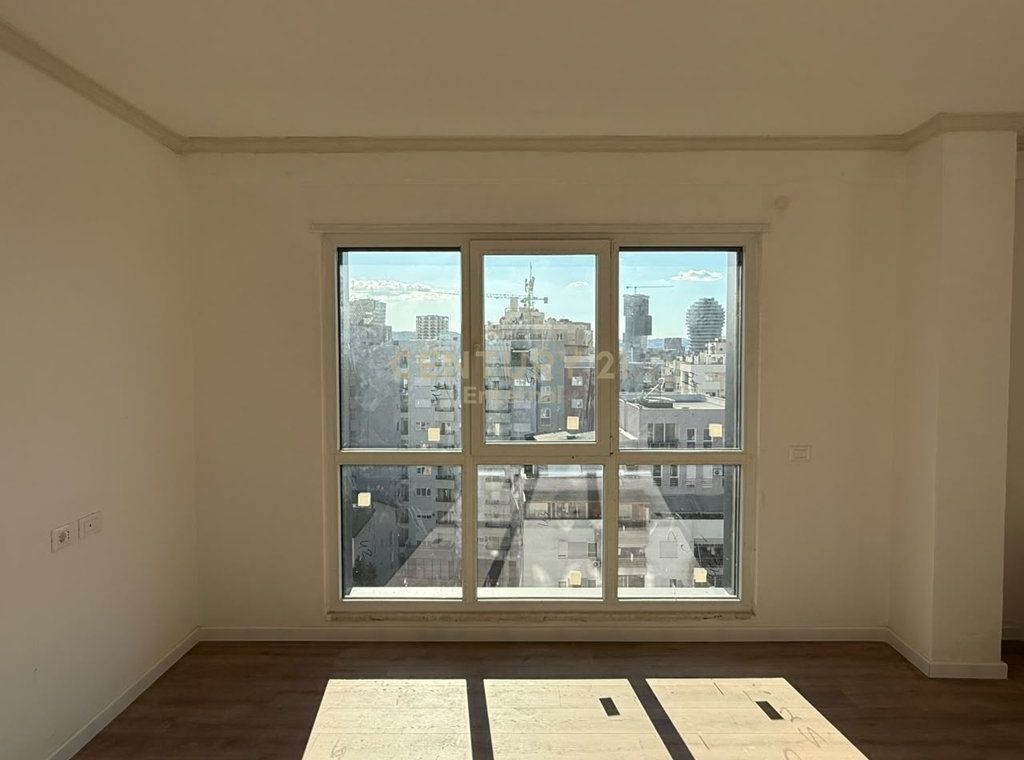 Appartamento vuoto in affitto come ufficio – 130 m² | Nuovo Bazar