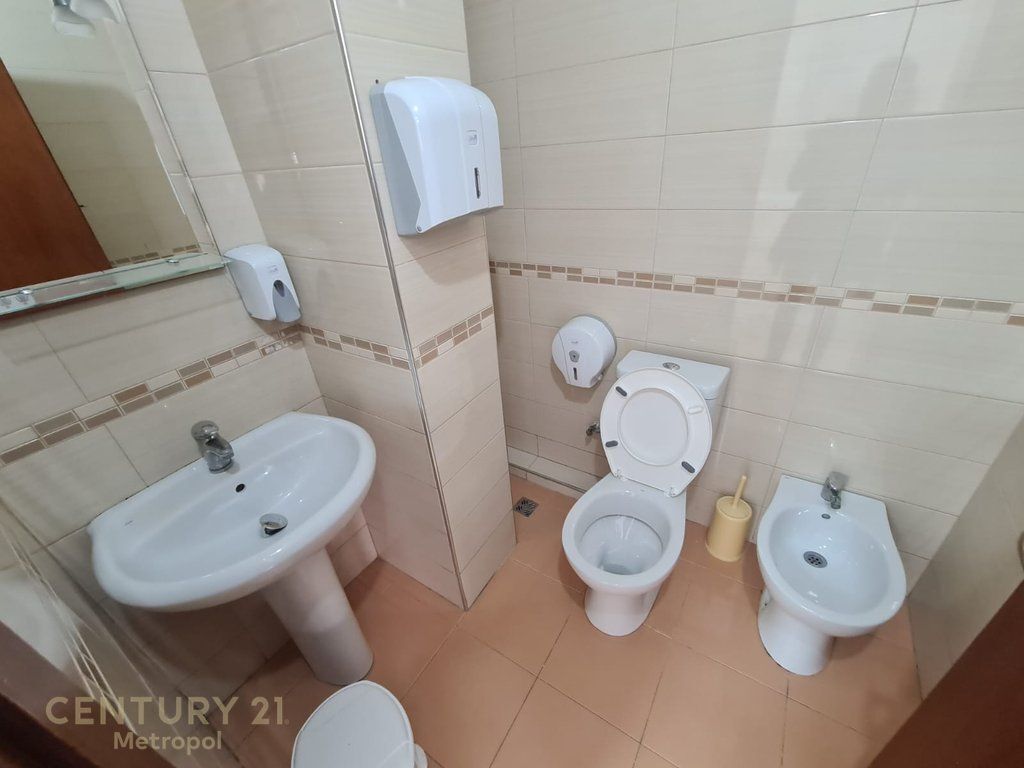 OFFICE 140M2 ON KAVAJES STREET!