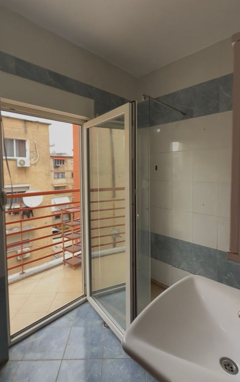 Shitet apartament 2+1 pranë Credins Bank, Ali Demi.