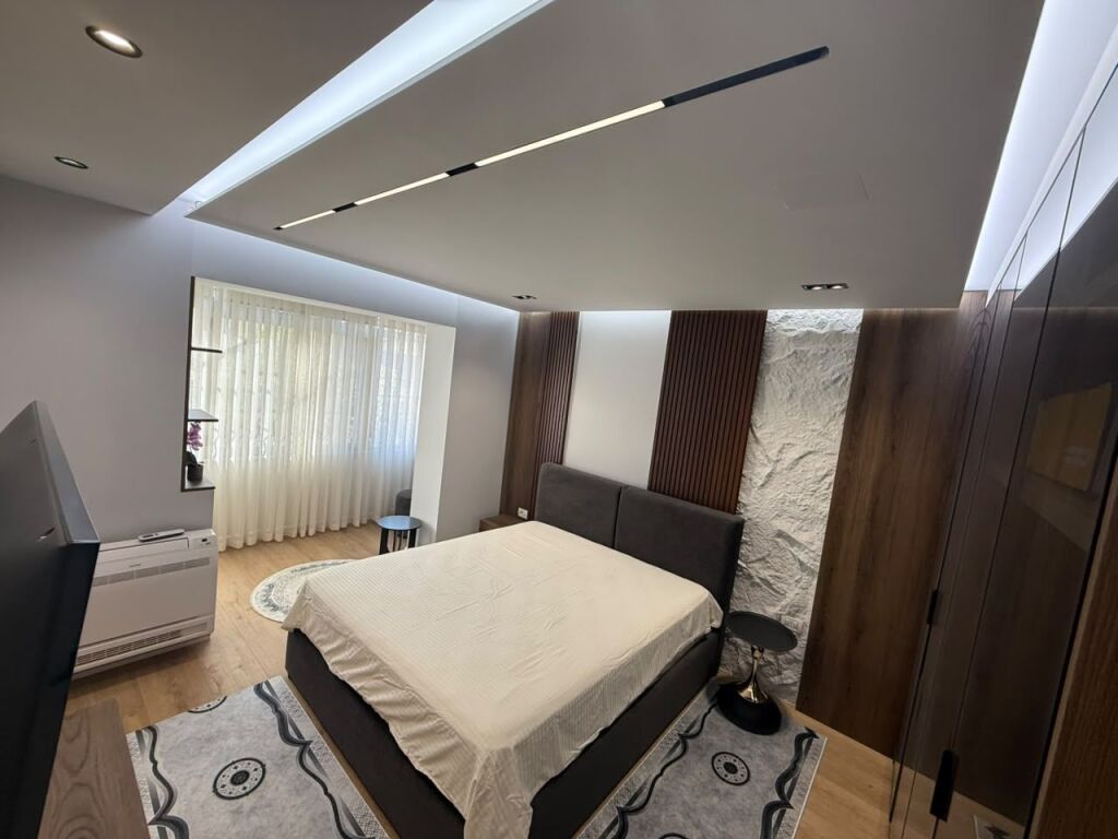 Jepet apartament 2+1+2 me qira tek Rruga e Elbasanit , prane Pireut , Shkolla e Baletit , Piramida .