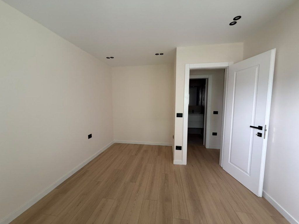 Shitet ,Apartament 1+1, Komuna e Parisit, Tirane