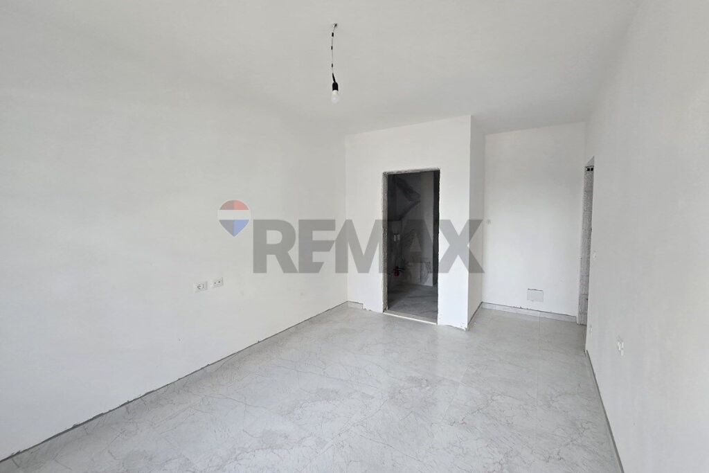 Apartament 2+1+2 per shitje Univers City