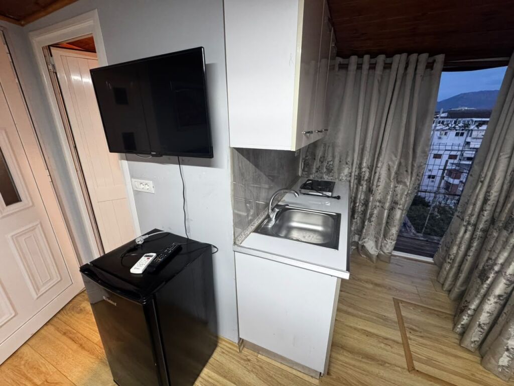 Garsonierë me qira – Mine Peza (Pranë Prokurorisë) - Uje, drita, internet, pagesa ashensorit, shkalla te perfshira ne cmim !