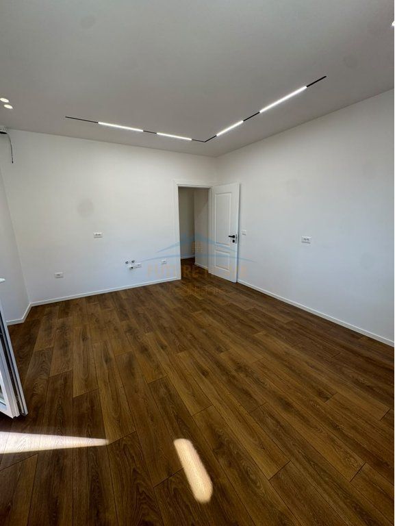 In vendita, appartamento 1+1, vicino al Mosaico, 21 Dhjetori, Tirana.