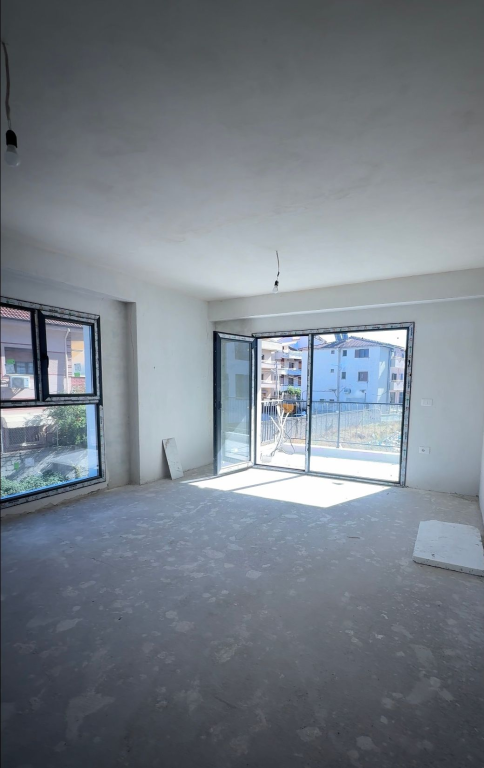 Vendesi appartamento 2+1+2 + Posto auto presso il Complesso Bengasi, Porcelan, Tirana