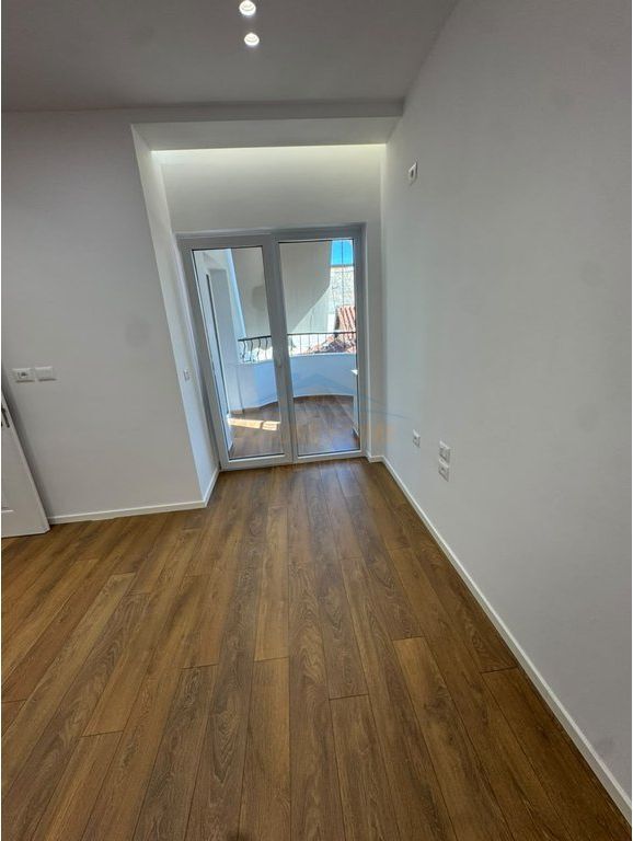 In vendita, appartamento 1+1, vicino al Mosaico, 21 Dhjetori, Tirana.