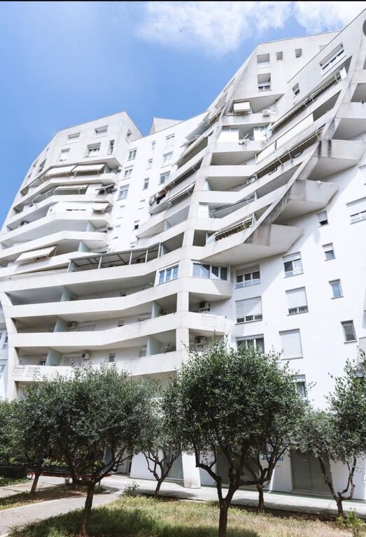 # IN AFFITTO: 1+1 + 2 Balconi (80 m²) 📍21 Dhjetori – Complesso Magnet (70.000 Lekë/Mese) – Completamente Rifinito | 6° Piano