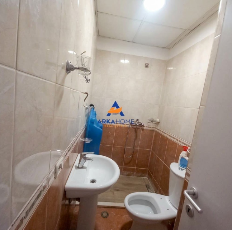 JEPET APARTAMENT ME QERA 2+1 "YZBERISHT, TEK NELA 6" 55.000 LEKE