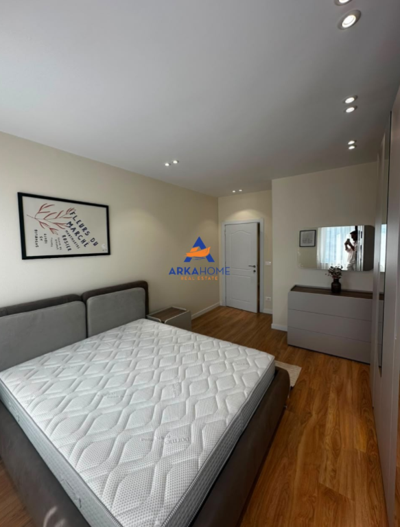 VENDESI APPARTAMENTO 1+1 "AL KRISTAL CENTER, KOMUNA E PARISIT" 185.000 EURO