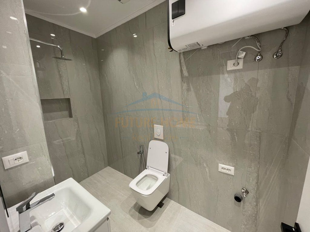 In vendita, appartamento 1+1, vicino al Mosaico, 21 Dhjetori, Tirana.