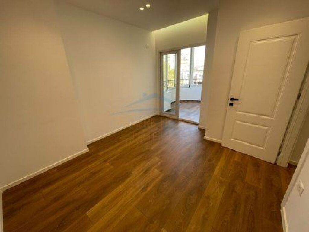  In vendita, appartamento 1+1, vicino al Mosaico, 21 Dhjetori, Tirana.