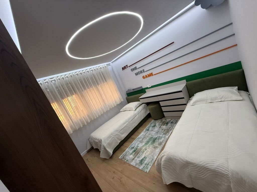 Jepet apartament 2+1+2 me qira tek Rruga e Elbasanit , prane Pireut , Shkolla e Baletit , Piramida .