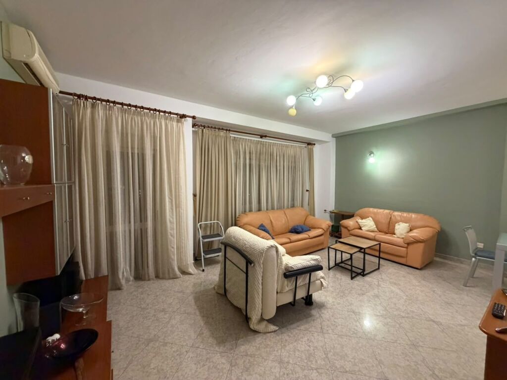 Apartament 1+1 per qira tek Pazari i Ri.