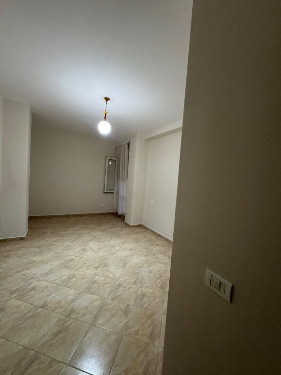 2+1,pjeserisht e mob,te ish tregu elektrik,550 mije leke