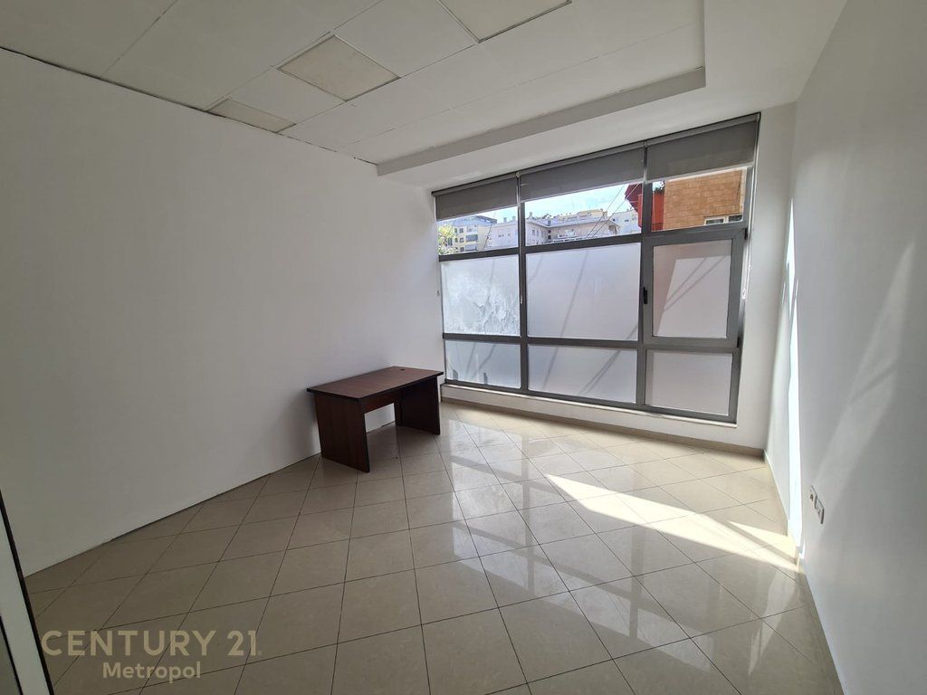 OFFICE 140M2 ON KAVAJES STREET!