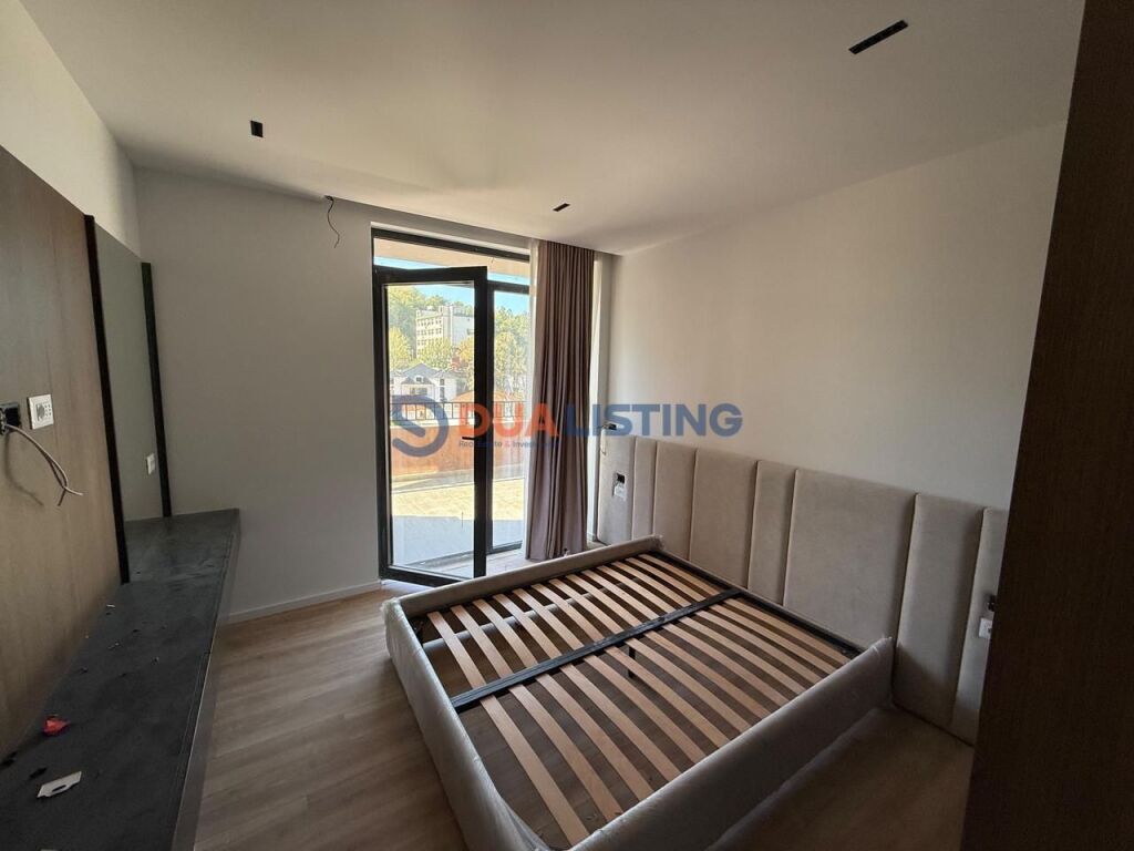 SHITET APARTAMENT 1+1 + VERANDË + POST PARKIMI