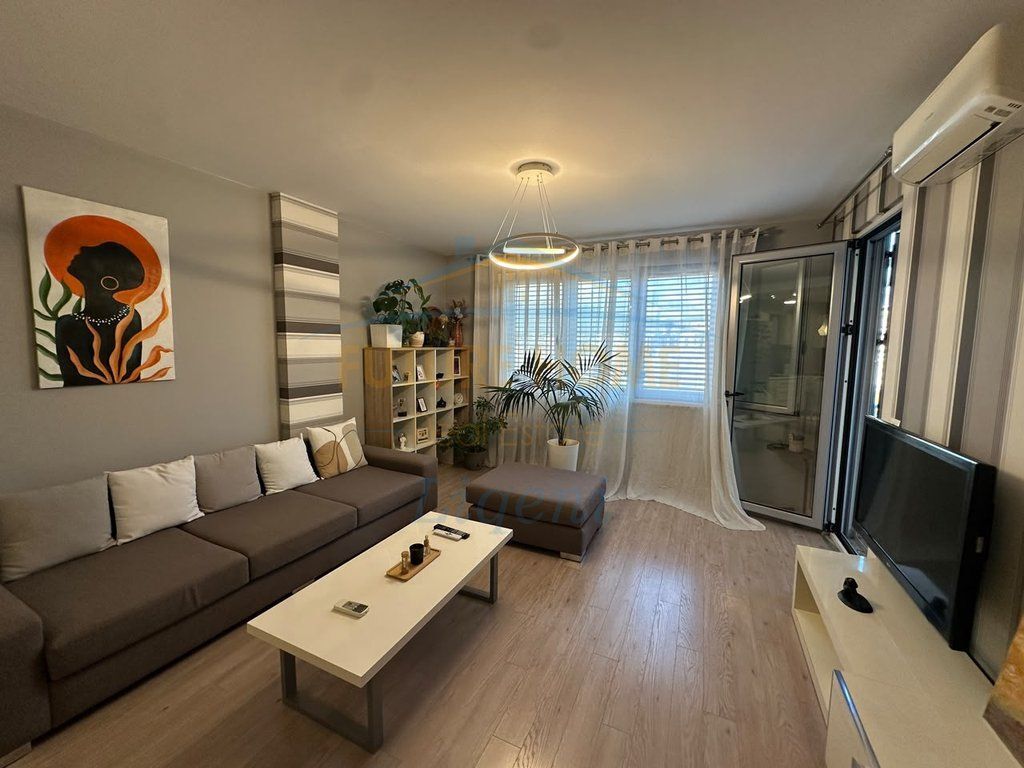 In vendita, Appartamento 2+1 +Posto Auto, Lago Secco, Tirana 285,000 €