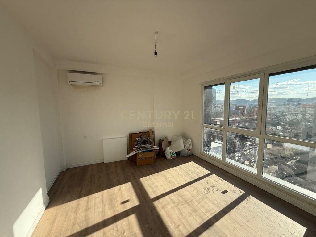 Appartamento vuoto in affitto come ufficio – 130 m² | Nuovo Bazar