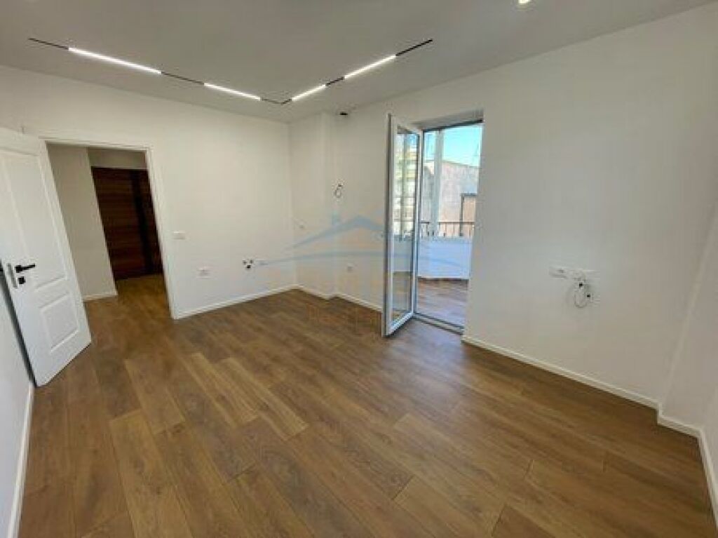  In vendita, appartamento 1+1, vicino al Mosaico, 21 Dhjetori, Tirana.
