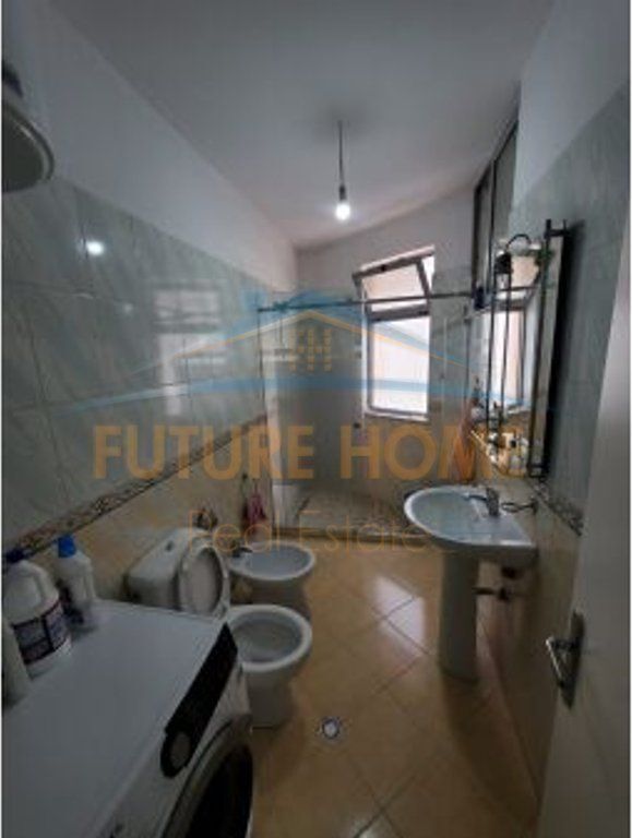 Shitet, Apartament 2+1+2,prane Fizikes Berthamore,Fresku, Tiranë.