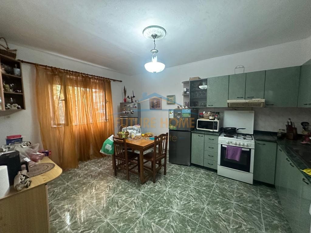 Shitet,Shtëpi Private, Bulevardi Bajram Curri,Tiranë