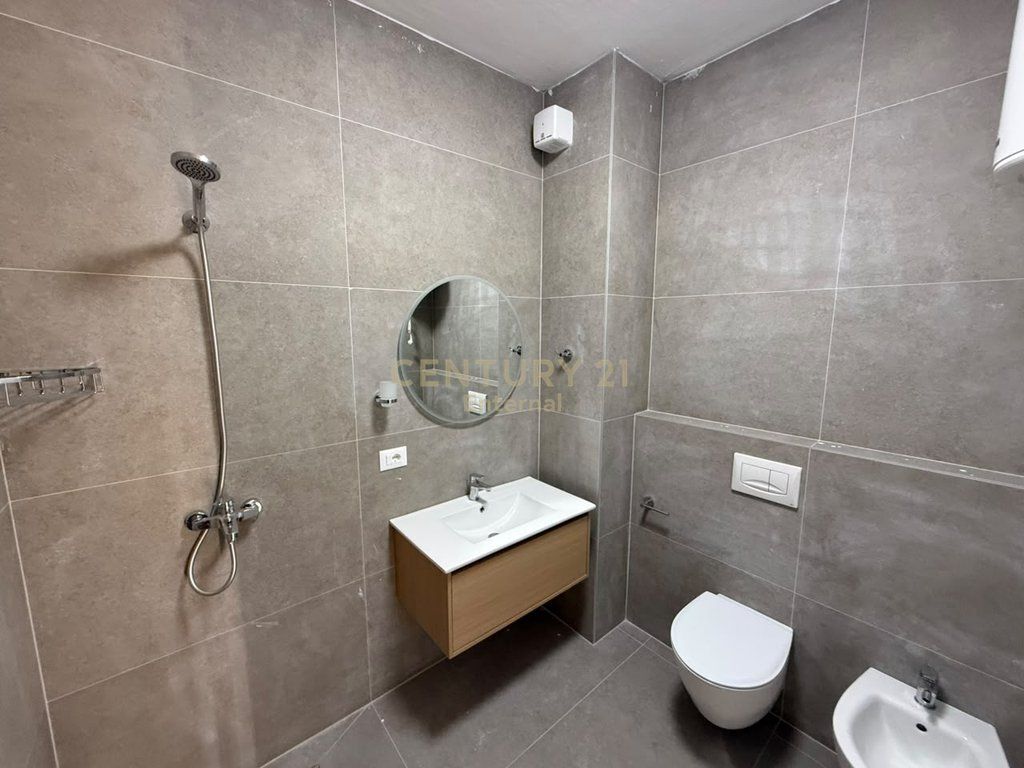 Appartamento vuoto in affitto come ufficio – 130 m² | Nuovo Bazar