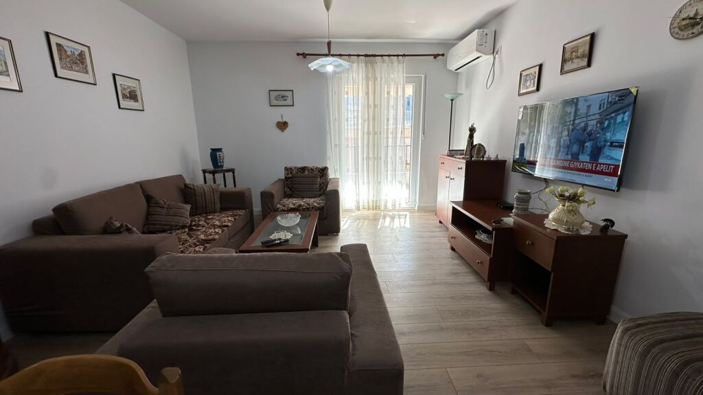 2+1 apartment for rent at Komuna e Parisit