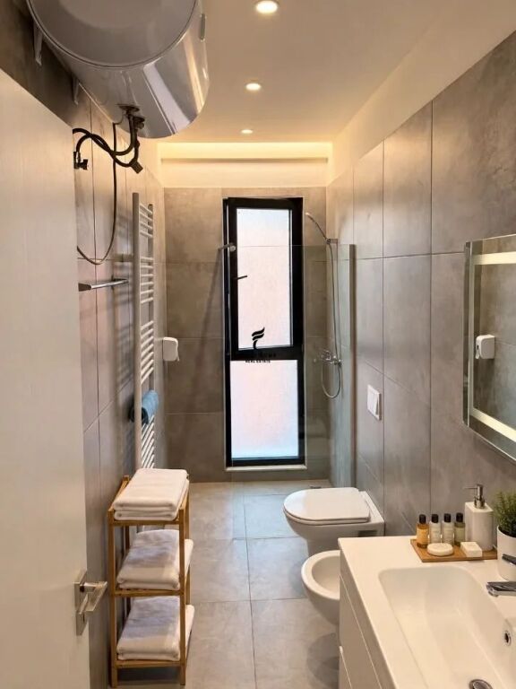 APARTAMENT ME QERA 1+1 RRUGA E DIBRES 70.000 LEKE FH-98481