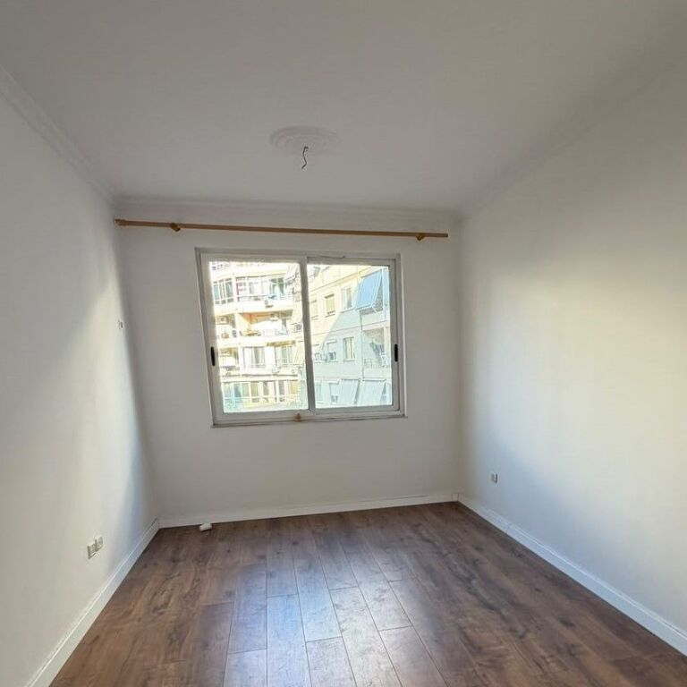 🏡✨ APPARTAMENTO IN VENDITA 2+1 | COMPLESSO FRATARI, ASTIR ✨🏡  📍 Posizione: Astir, Tirana, Complesso Fratari  💶 Prezzo: 140,000 €  📐 Superficie netta: 80.21 m² 📏 Superficie lorda: 90.71 m² 🏢 Piano: 3, con ascensore 🌅 Orientamento: Est 📄 Documentazione: Con ipoteca  🛋️ Disposizione dell'appartamento: ▫️ Soggiorno e zona cottura ▫️ 2 camere da letto ▫️ 1 bagno ▫️ Balcone  ✨ Caratteristiche della proprietà: ✅ Edificio nuovo e ben mantenuto ☀️ Illuminazione naturale 📍 Situato in una zona ricercata di Tirana 🏡 Ideale per abitazione o investimento  📞 Per maggiori informazioni o per organizzare una visita alla proprietà, contattateci!  Arlind RealtyPartner |