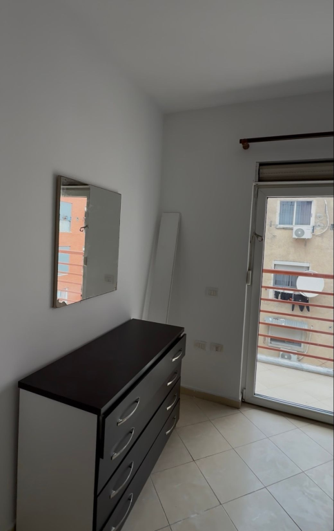Shitet apartament 2+1 pranë Credins Bank, Ali Demi.