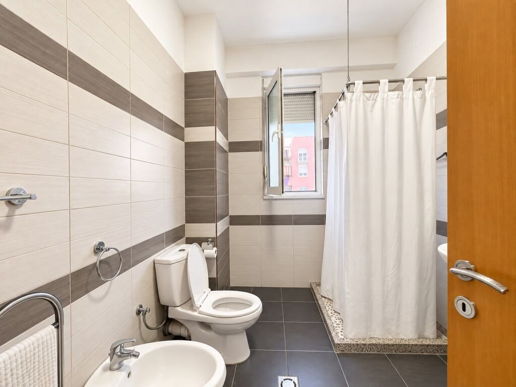 # IN AFFITTO: 1+1 + 2 Balconi (80 m²) 📍21 Dhjetori – Complesso Magnet (70.000 Lekë/Mese) – Completamente Rifinito | 6° Piano
