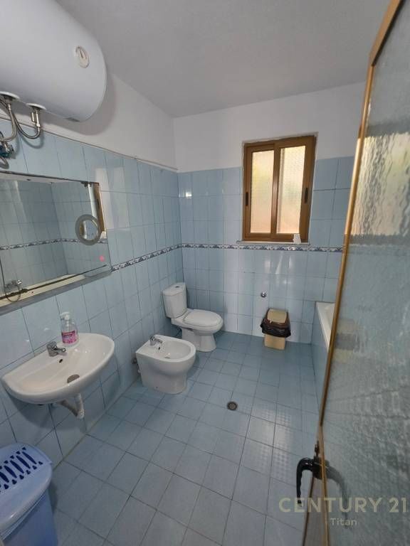 The first floor of a villa is for rent