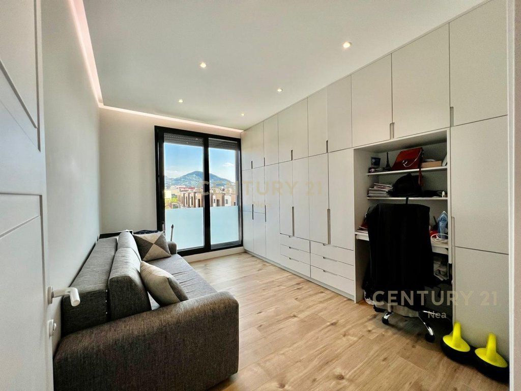 Jepet me qira apartament 3+1+2 në një nga rezidencat më të reja në zonën e Lundrës, shumë pranë TEG|2400 EURO
