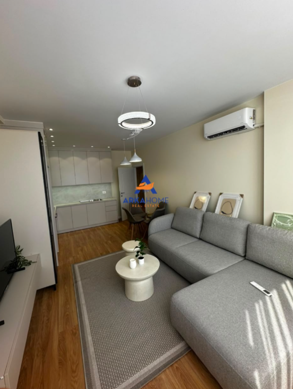 VENDESI APPARTAMENTO 1+1 "AL KRISTAL CENTER, KOMUNA E PARISIT" 185.000 EURO