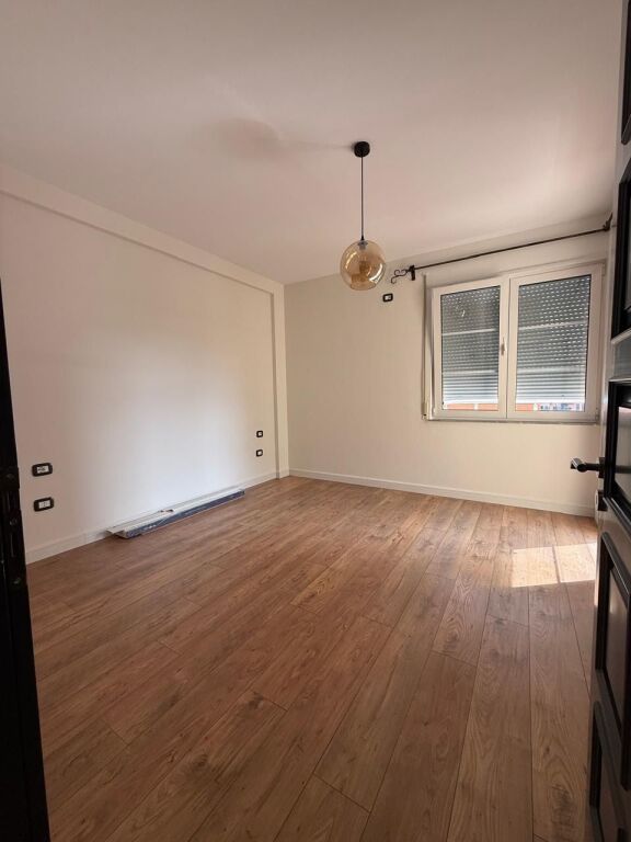 112m2 space for rent, Komuna e Parisit