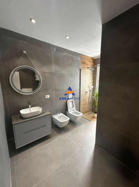 VENDESI APPARTAMENTO 1+1 "AL KRISTAL CENTER, KOMUNA E PARISIT" 185.000 EURO