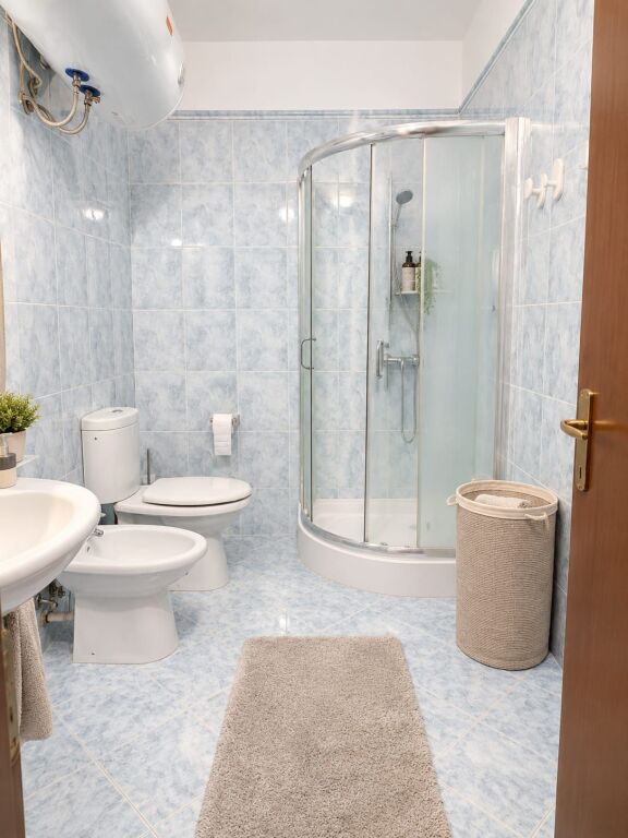# FOR RENT: 1+1 📍Pazari i Ri (Opposite Neptun) – 67,000 ALL/Month – Full Sun Exposure 🌞 – New Building – 9th Floor – 90 m² || Premium Location in Pazari i Ri 🔥