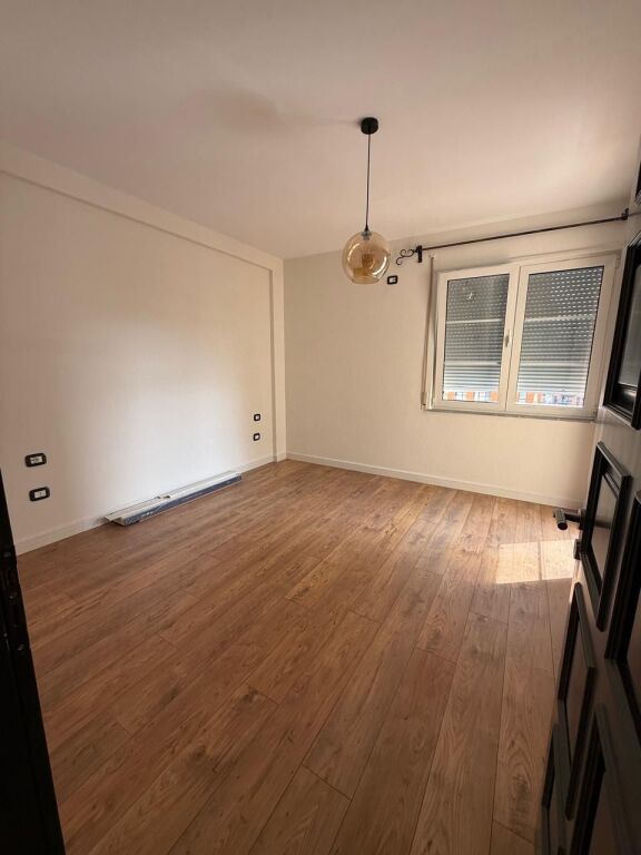 112m2 space for rent, Komuna e Parisit