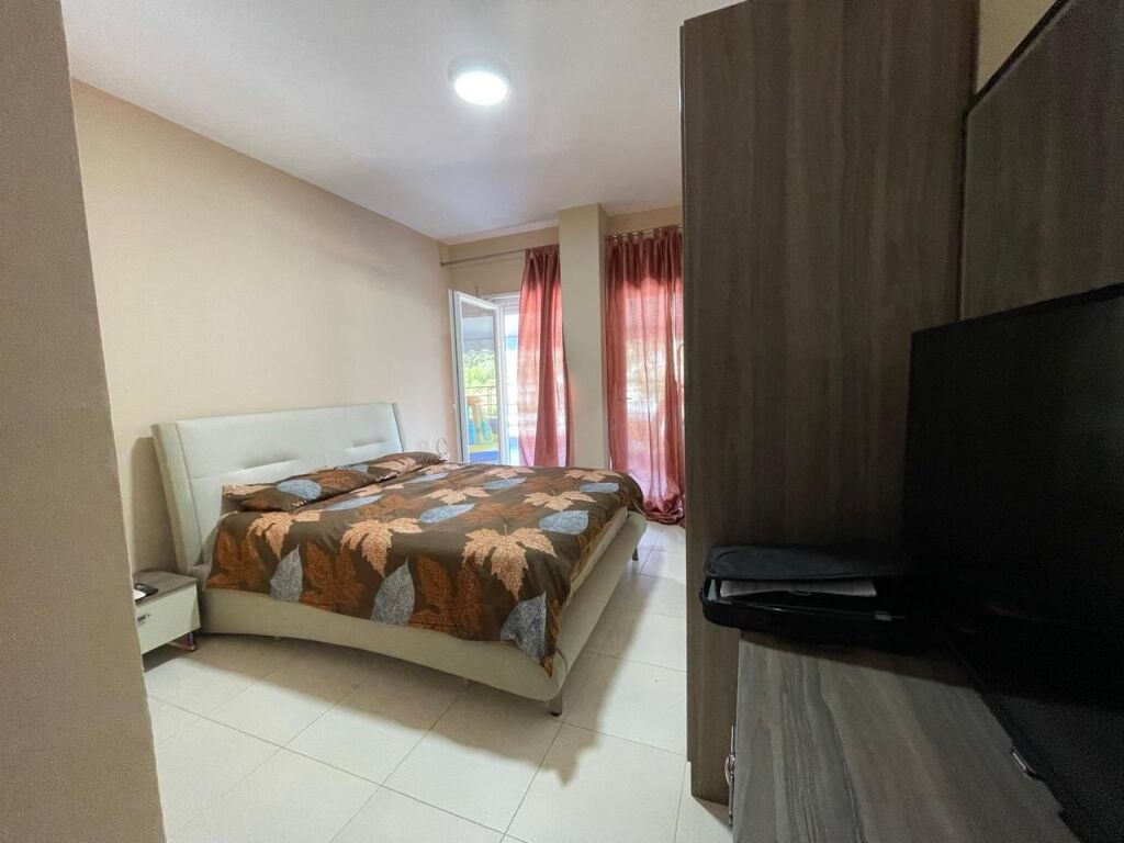 APARTAMENT 2+1 ME VERANDË TË MADHE ME QIRA – SHKOZË