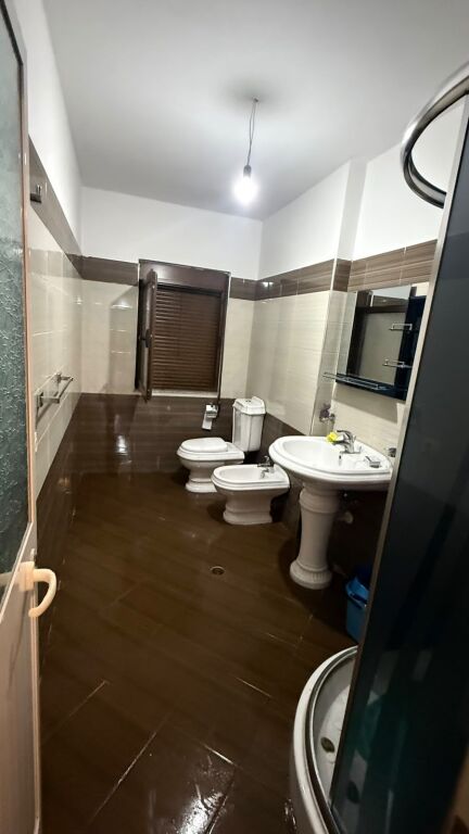 JEPET ME QIRA APARTAMENT 2+1 – PRANË MUZEUMIT, DURRËS
